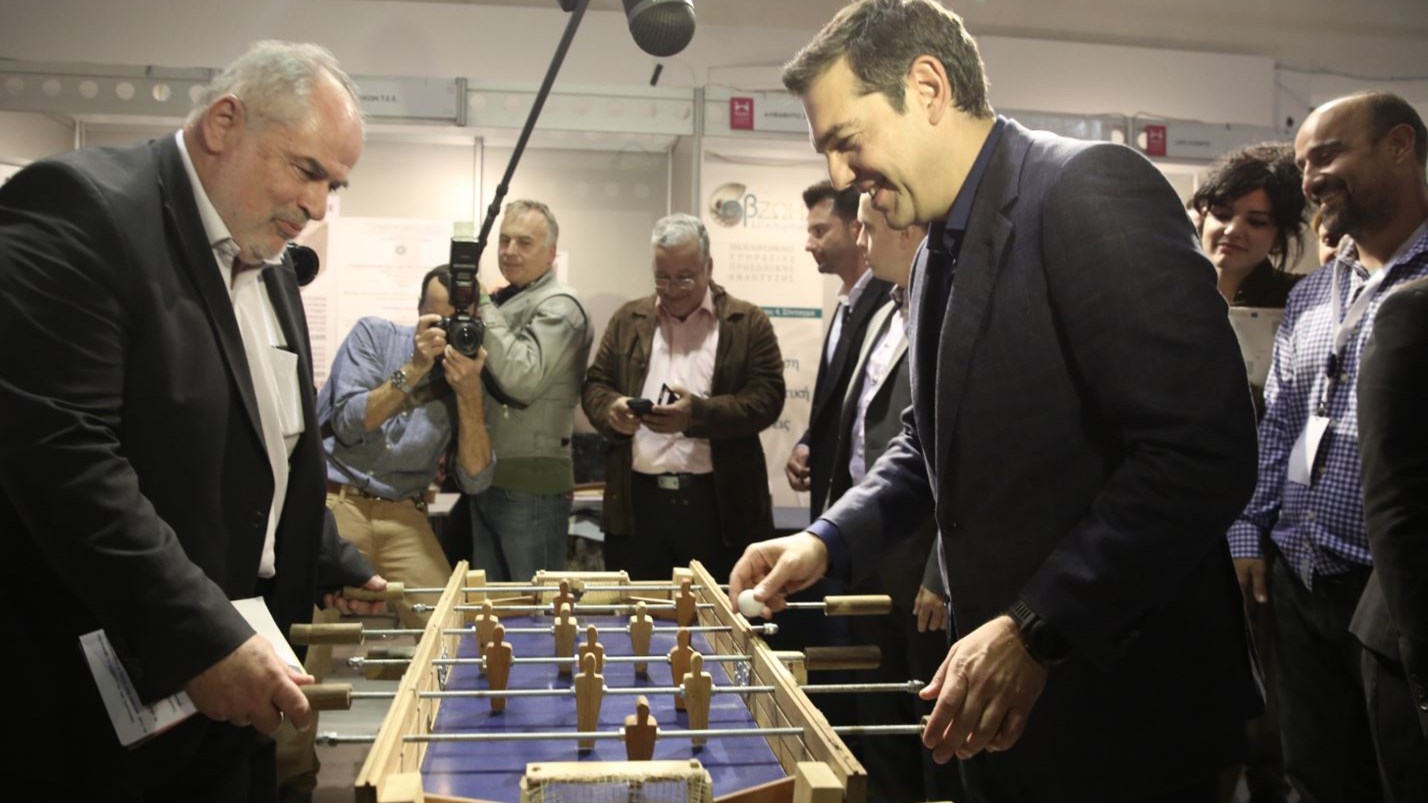 Ο Τσίπρας έπαιξε ξύλινο ποδοσφαιράκι στο Γκάζι – ΦΩΤΟ