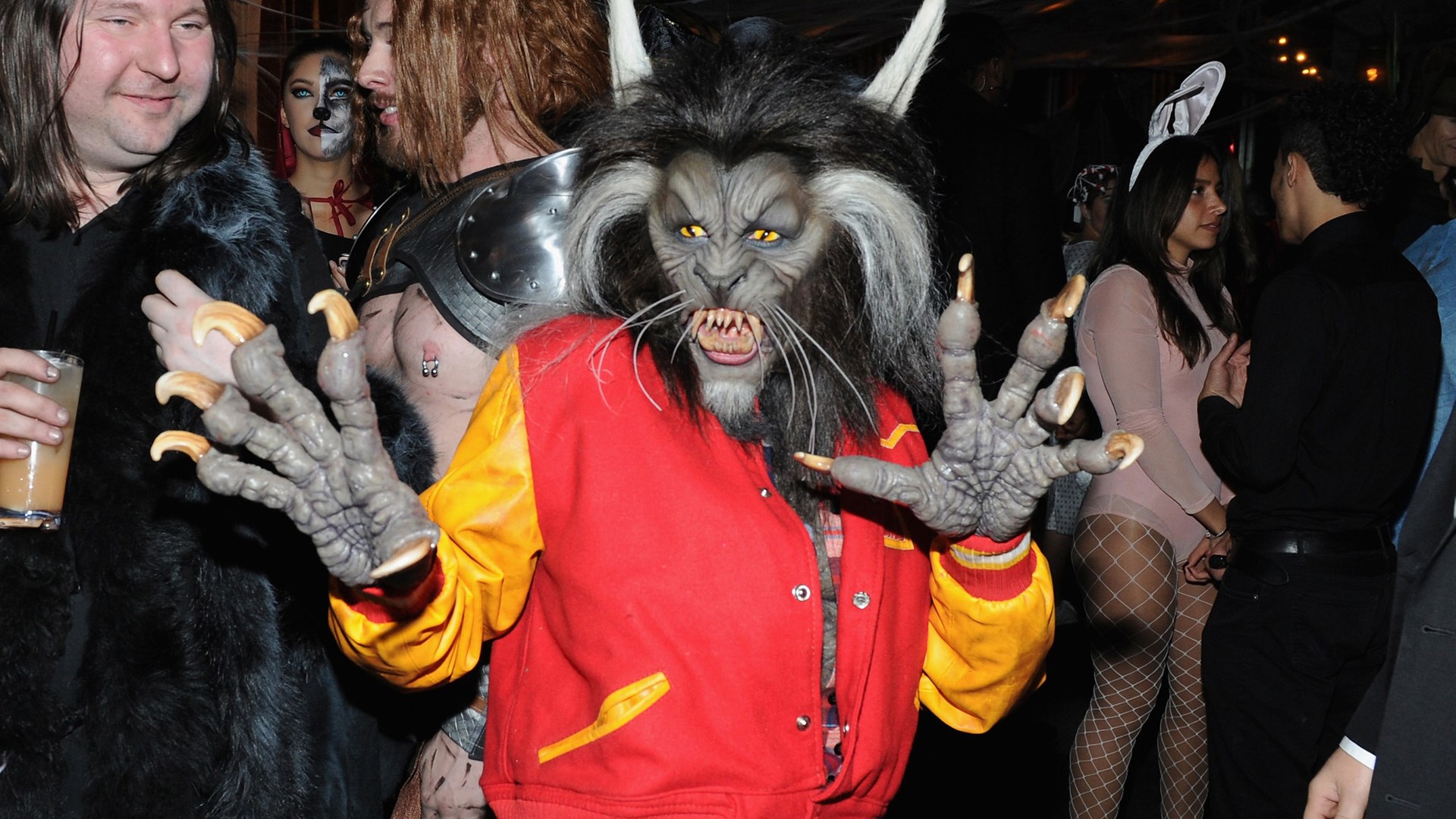 Καρέ – καρέ η …μεταμόρφωση διάσημου μοντέλου σε λυκάνθρωπο – ΦΩΤΟ – ΒΙΝΤΕΟ