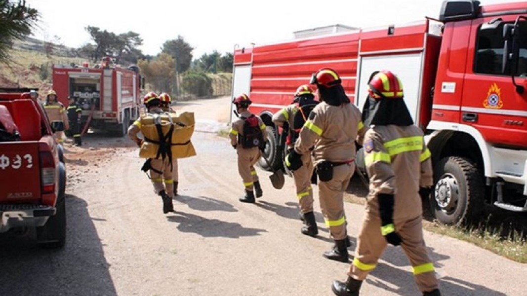 Πυροσβέστες μαζί με μοναχούς έδωσαν μάχη για να σώσουν μοναστήρι από τις φλόγες