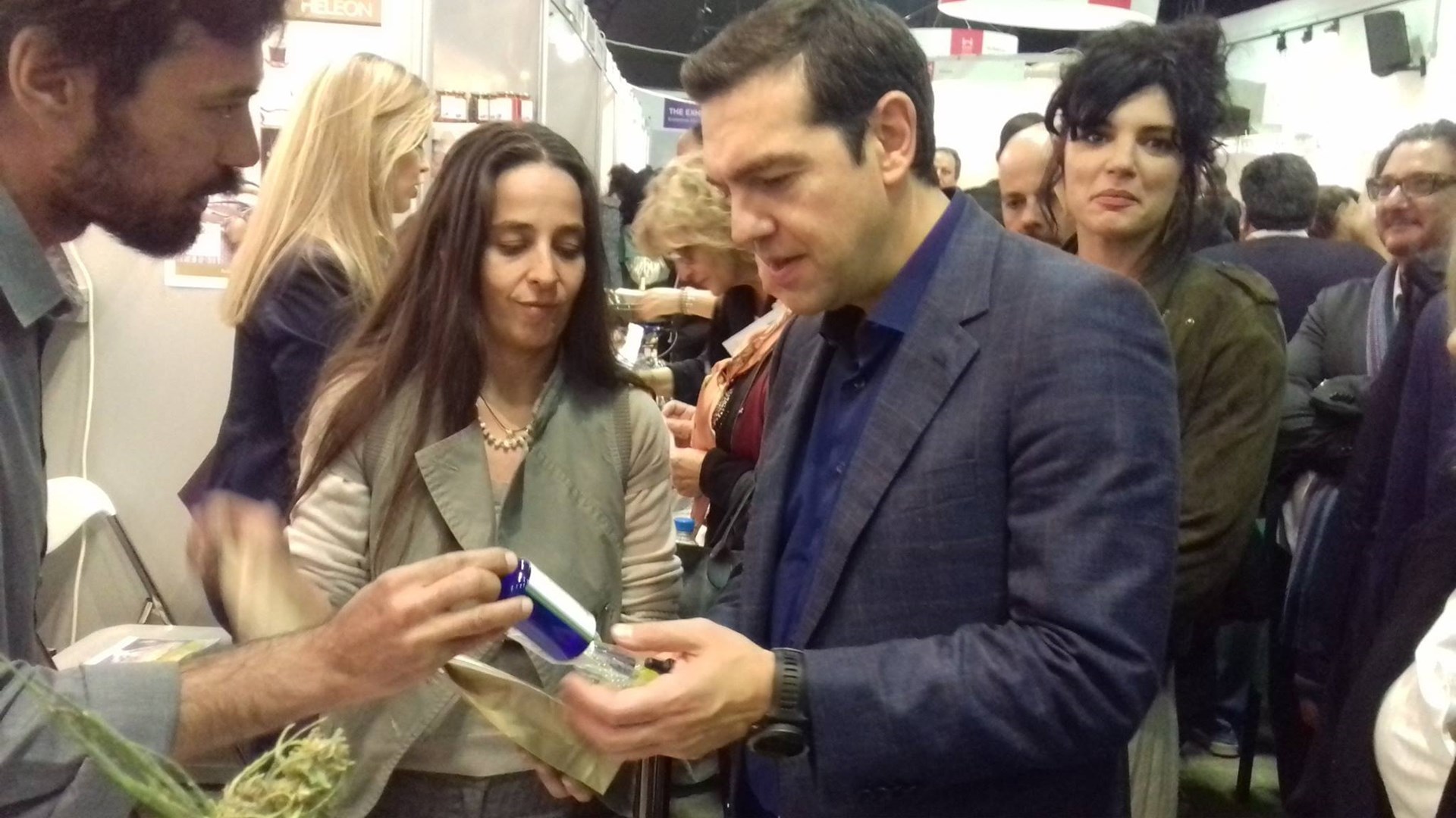 Ο Τσίπρας στην Έκθεση Κοινωνικής και Αλληλέγγυας Οικονομίας – Επισκέφτηκε περίπτερο με βιολογικά προϊόντα κάνναβης – ΦΩΤΟ