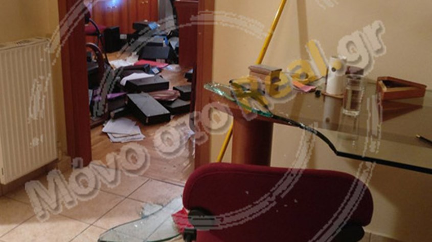 Οι πρώτες φωτογραφίες από την εισβολή κουκουλοφόρων σε συμβολαιογραφείο στα Εξάρχεια