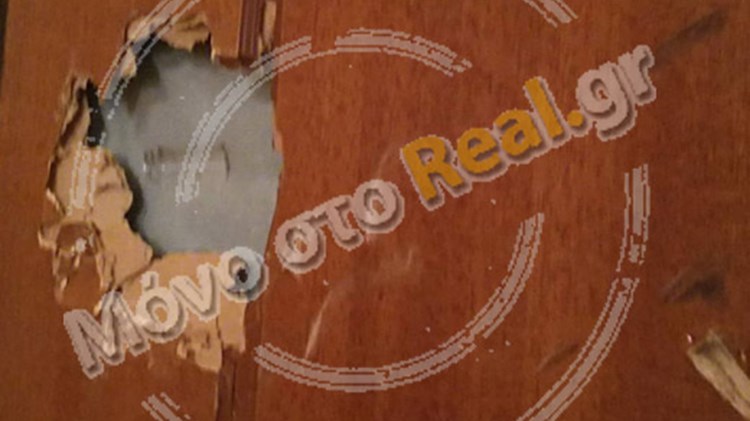 Γυαλιά-καρφιά τα έκαναν κουκουλοφόροι σε συμβολαιογραφικό γραφείο στα Εξάρχεια – ΒΙΝΤΕΟ