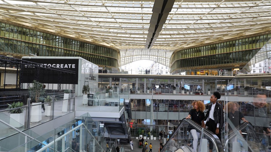 Εκκενώθηκε εμπορικό κέντρο στο Παρίσι μετά τον εντοπισμό ύποπτων σακιδίων