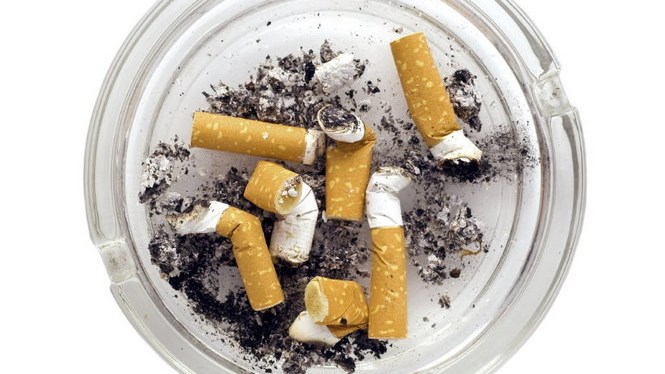 Το κόλπο για να απαλλαγείτε από τη μυρωδιά των αποτσίγαρων