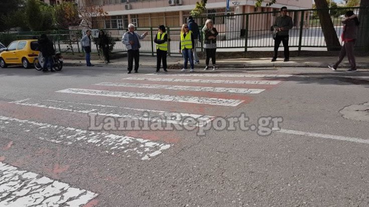 Αυτοκίνητο παρέσυρε μαθήτρια του δημοτικού έξω από σχολείο – ΤΩΡΑ