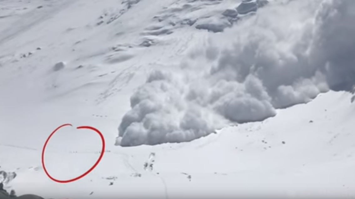 Χιονοστιβάδα παρασύρει ορειβάτες – ΒΙΝΤΕΟ