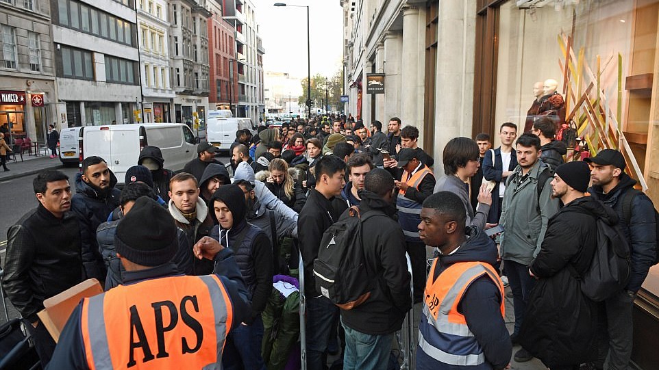 Τεράστιες ουρές αναμονής για το νέο iPhone X – ΦΩΤΟ