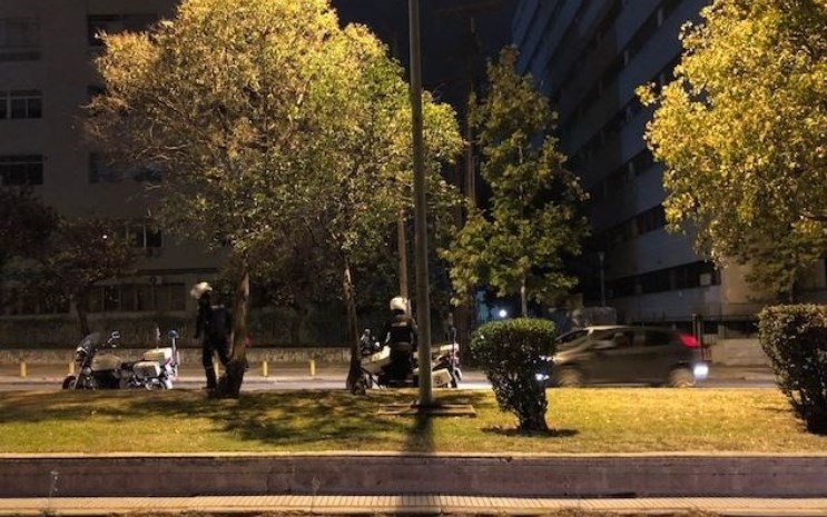 Θεσσαλονίκη: Κουκουλοφόροι έριξαν μολότοφ σε λεωφορείο των ΜΑΤ και κρύφτηκαν στο Αριστοτέλειο – ΦΩΤΟ