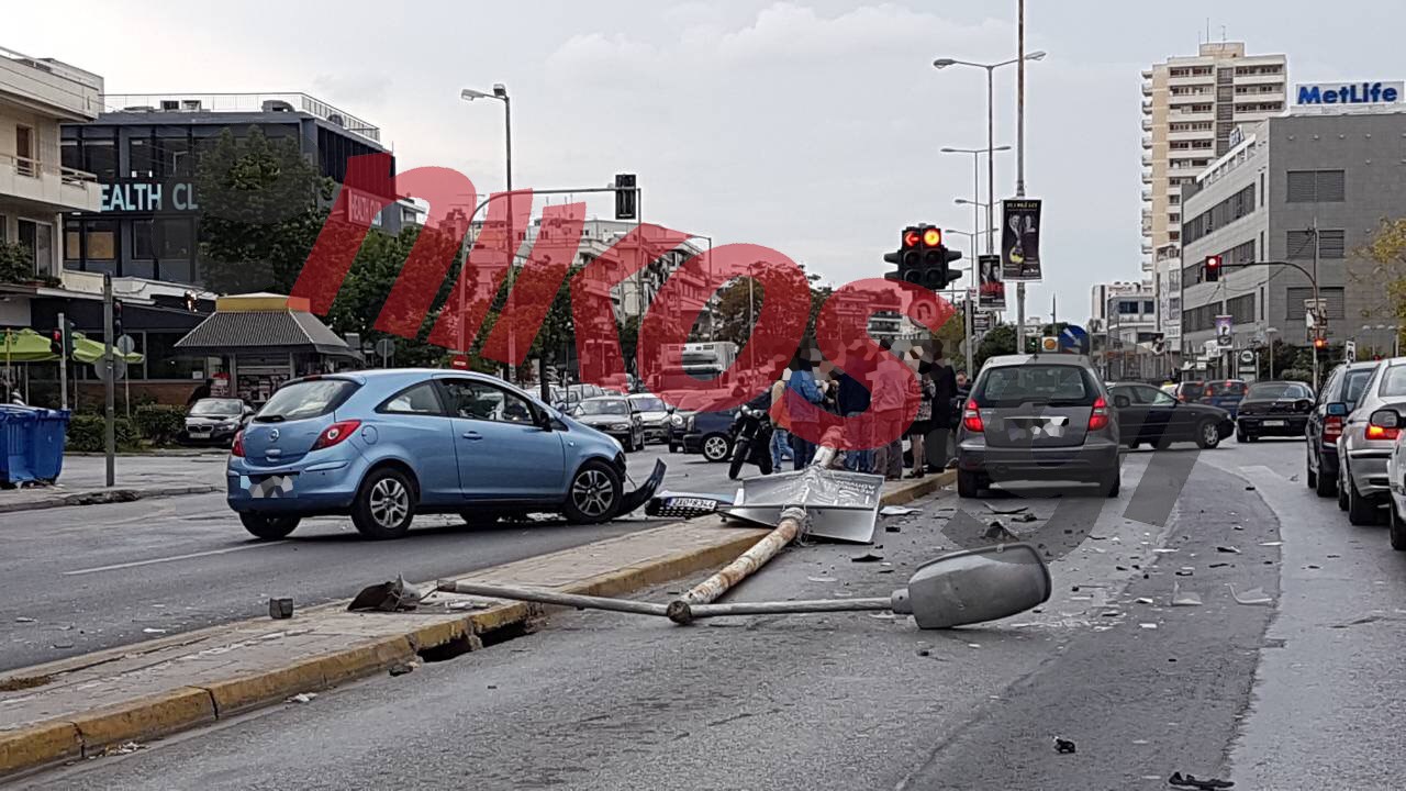 Τροχαίο στη Μεσογείων – Αυτοκίνητο καβάλησε τη νησίδα και ξήλωσε κολόνα – ΦΩΤΟ αναγνώστη – ΤΩΡΑ