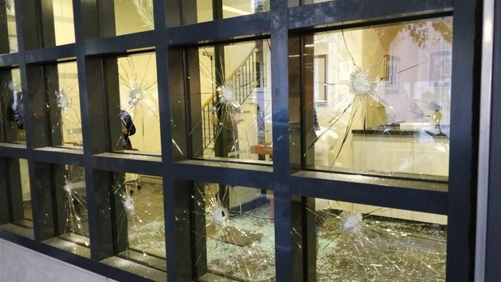 Σπάνε τζάμια στα γραφεία του Συμβολαιογραφικού Συλλόγου Αθηνών – ΤΩΡΑ