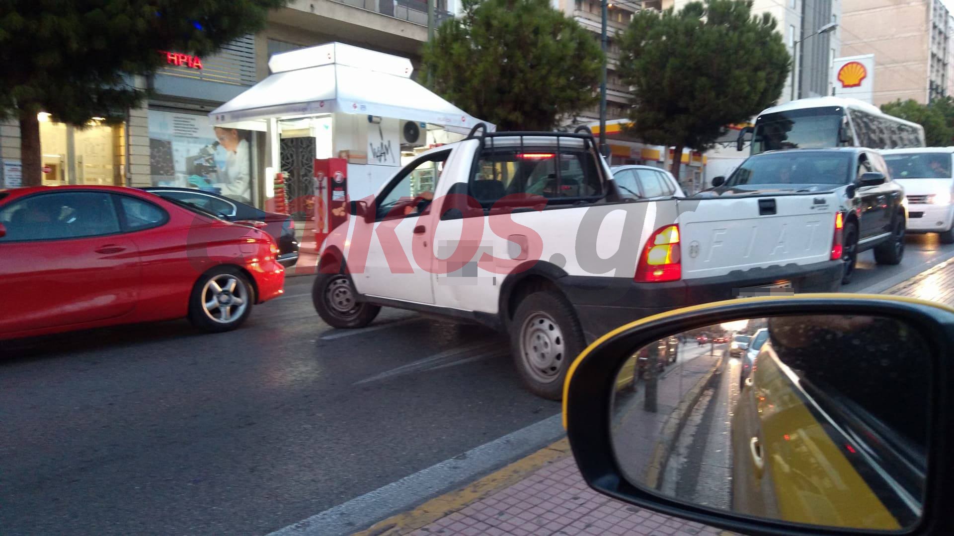 Αγροτικό έκανε αναστροφή στη… Συγγρού καβαλώντας τη νησίδα – ΦΩΤΟ αναγνώστη