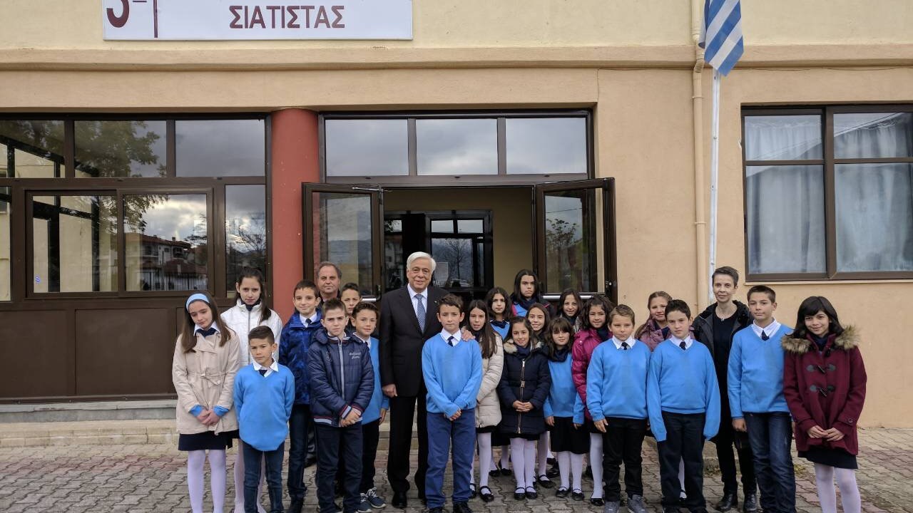 Ο Προκόπης Παυλόπουλος φωτογραφήθηκε με μαθητές δημοτικού στη Σιάτιστα – ΦΩΤΟ