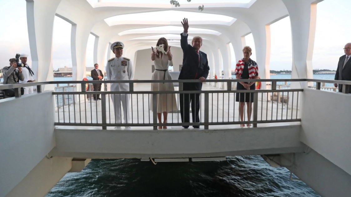 Στο Περλ Χάρμπορ ο Ντόναλντ Τραμπ – Τι δήλωσε για το αμερικανικό μνημείο – ΦΩΤΟ