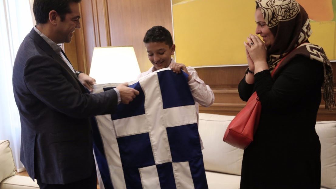 O Aλέξης Τσίπρας έκανε δώρο στον μικρό Αμίρ μια ελληνική σημαία – ΦΩΤΟ