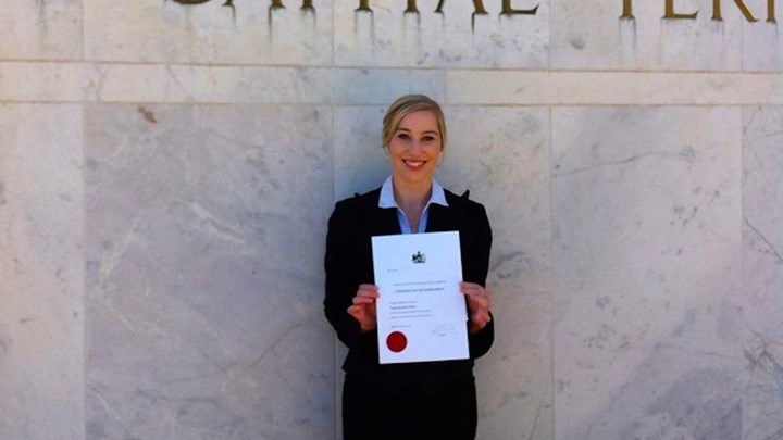 Η 28χρονη δικηγόρος που τα παράτησε όλα και ταξιδεύει δωρεάν σε όλον τον κόσμο