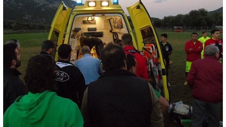 Ποδοσφαιριστής τραυματίστηκε σοβαρά – Αντί για φορείο, στο ιατρείο του γηπέδου υπήρχαν… ξαπλώστρες παραλίας – ΦΩΤΟ