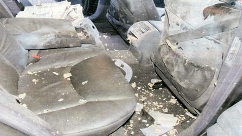 Σοκαριστικές εικόνες από το εσωτερικό του αυτοκινήτου του Παπαδήμου που έσκασε το τρομοδέμα – ΦΩΤΟ