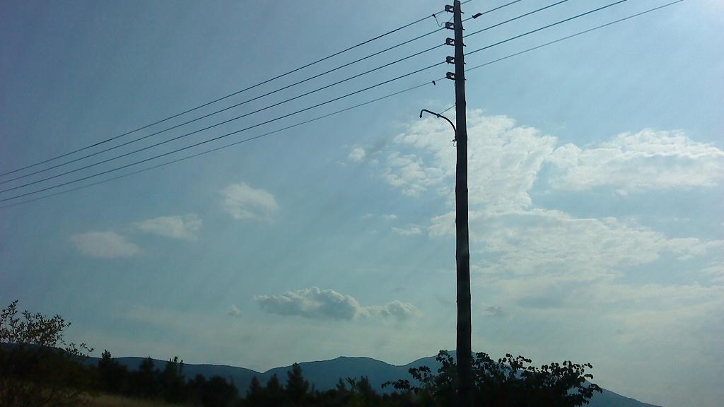 Ασύλληπτο: Έκοψε δύο στύλους της ΔΕΗ για να κάνει…ποιμνιoστάσιο