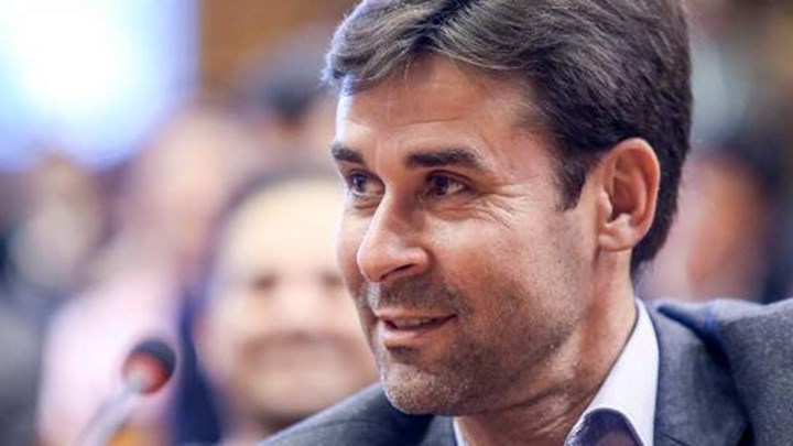 Ο Τσιάρτας “ξαναχτυπά”: Την ελληνική σημαία πρέπει να την κρατούν Έλληνες