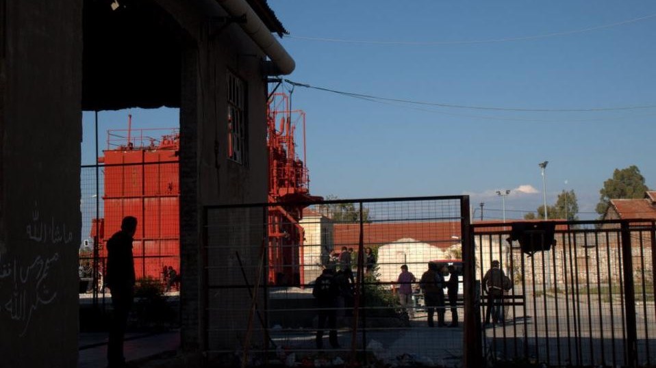 Κρούσματα ψώρας σε μετανάστες που μένουν σε παλιά εργοστάσια στην Πάτρα – ΦΩΤΟ