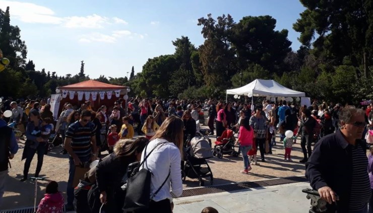 Περισσότερες από χίλιες μαμάδες θήλασαν δημόσια στο Ζάππειο – ΦΩΤΟ