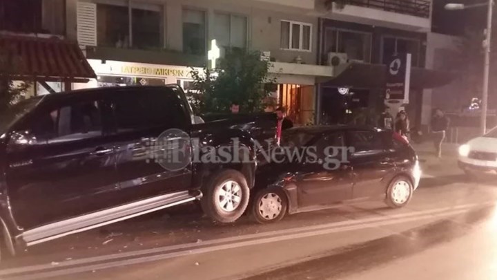 Ρέθυμνο: ΙΧ σφηνώθηκε κάτω από αγροτικό – ΦΩΤΟ