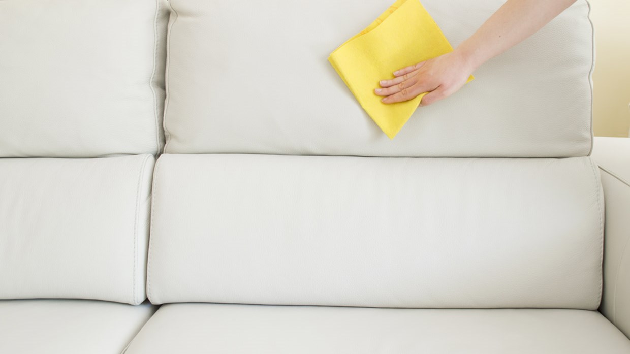 Εξαφανίστε τους λεκέδες από τον καναπέ σας στο άψε σβήσε – ΒΙΝΤΕΟ