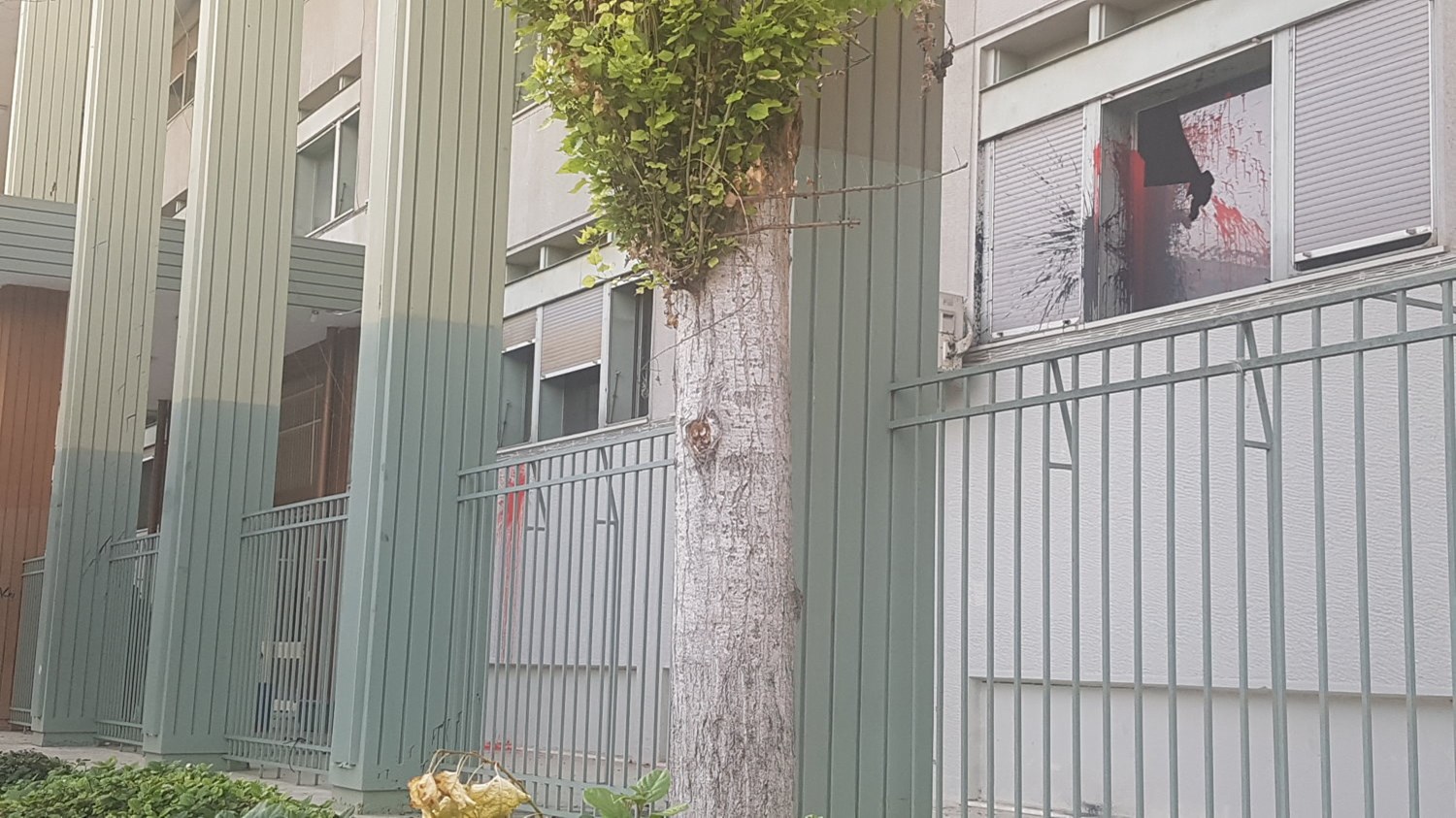 Νέα επίθεση του “Ρουβίκωνα” – Πέταξαν μπογιές στο Δικαστικό Μέγαρο Λάρισας  – ΒΙΝΤΕΟ