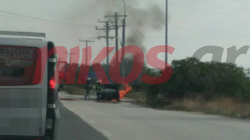 Αυτοκίνητο κάηκε ολοσχερώς στην άκρη του δρόμου – ΦΩΤΟ αναγνώστη