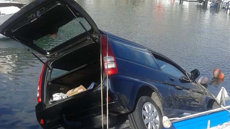 Αυτοκίνητο έπεσε στη μαρίνα Ζέας – ΦΩΤΟ