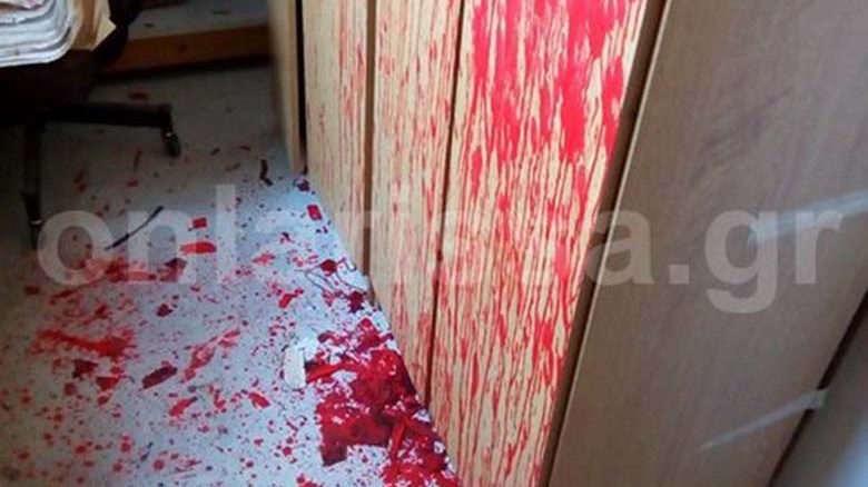 Νέες φωτογραφίες μετά το πέρασμα του Ρουβίκωνα από το Δικαστικό Μέγαρο Λάρισας