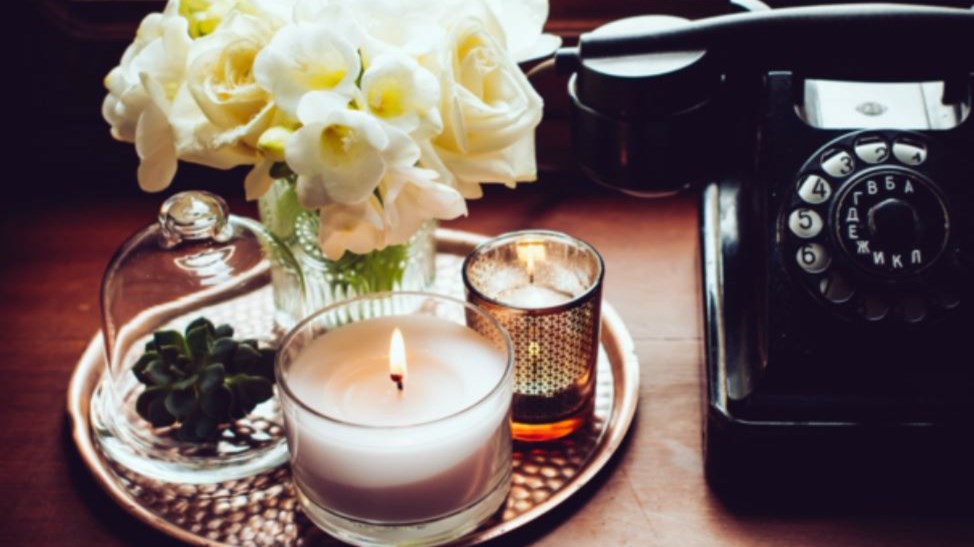 Το tip για να μην στάξουν ποτέ ξανά τα κεριά σας