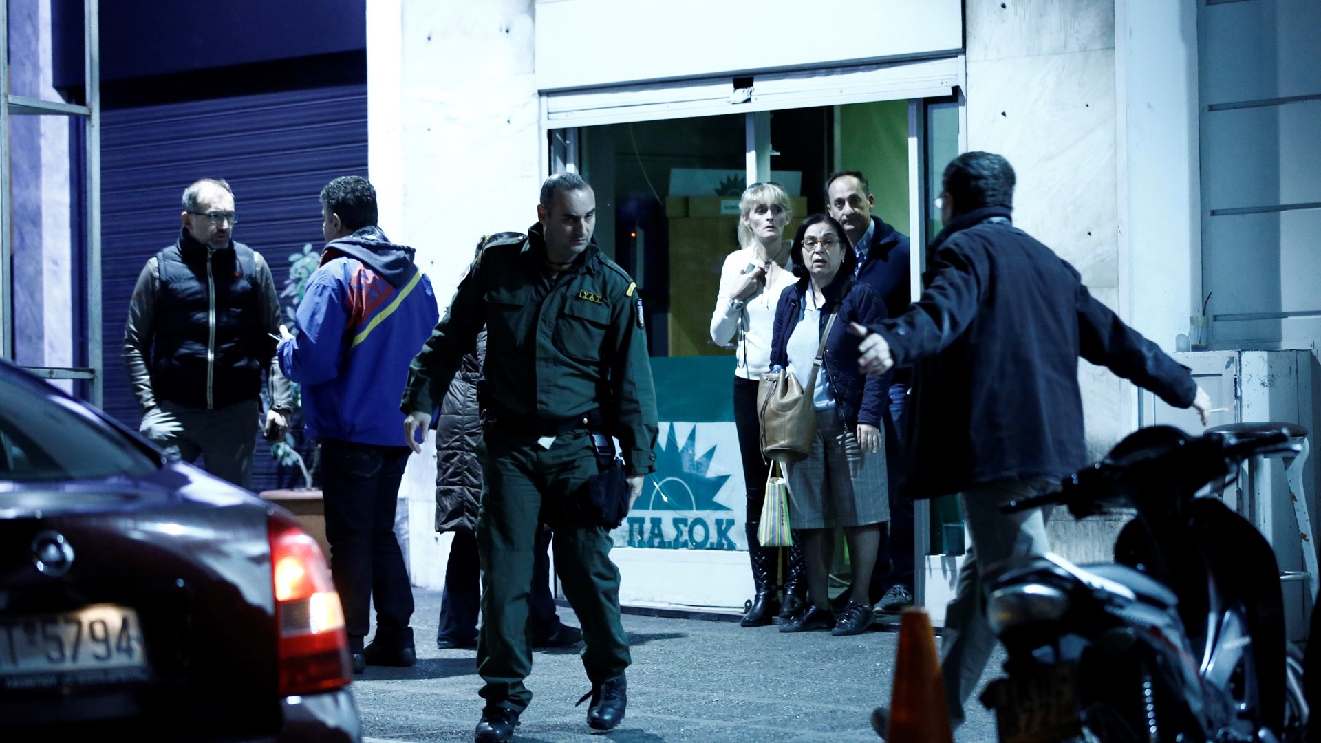 Νέες φωτογραφίες από την επίθεση στα γραφεία του ΠΑΣΟΚ