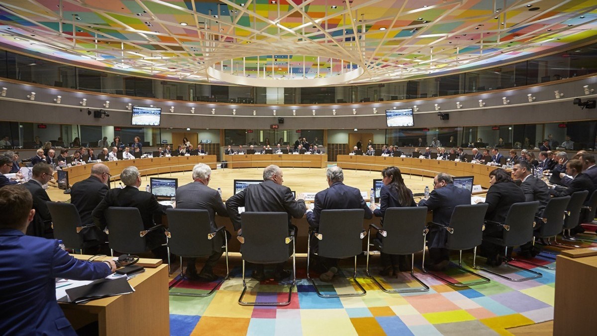 Eurogroup: «Καμπανάκι» για κόκκινα δάνεια, πλειστηριασμούς και αποχή συμβολαιογράφων – Δεσμεύσεις Τσακαλώτου