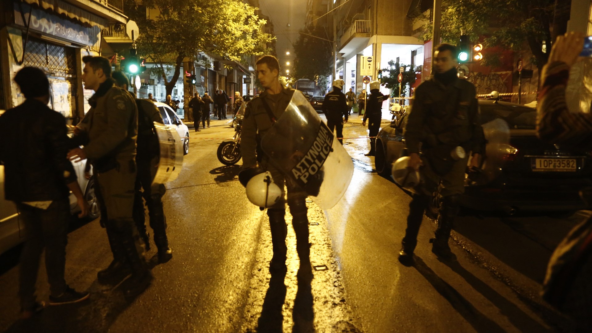 Καρέ – καρέ το τρομοκρατικό χτύπημα στα γραφεία του ΠΑΣΟΚ – ΦΩΤΟ