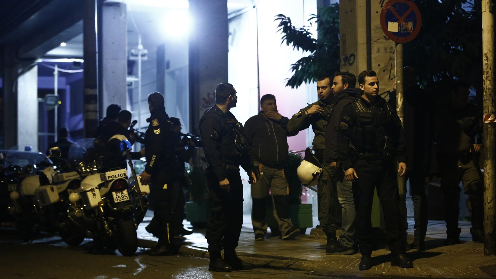 Με την “υπογραφή” της “Επαναστατικής Αυτοάμυνας” η επίθεση στα γραφεία του ΠΑΣΟΚ – ΒΙΝΤΕΟ – ΦΩΤΟ