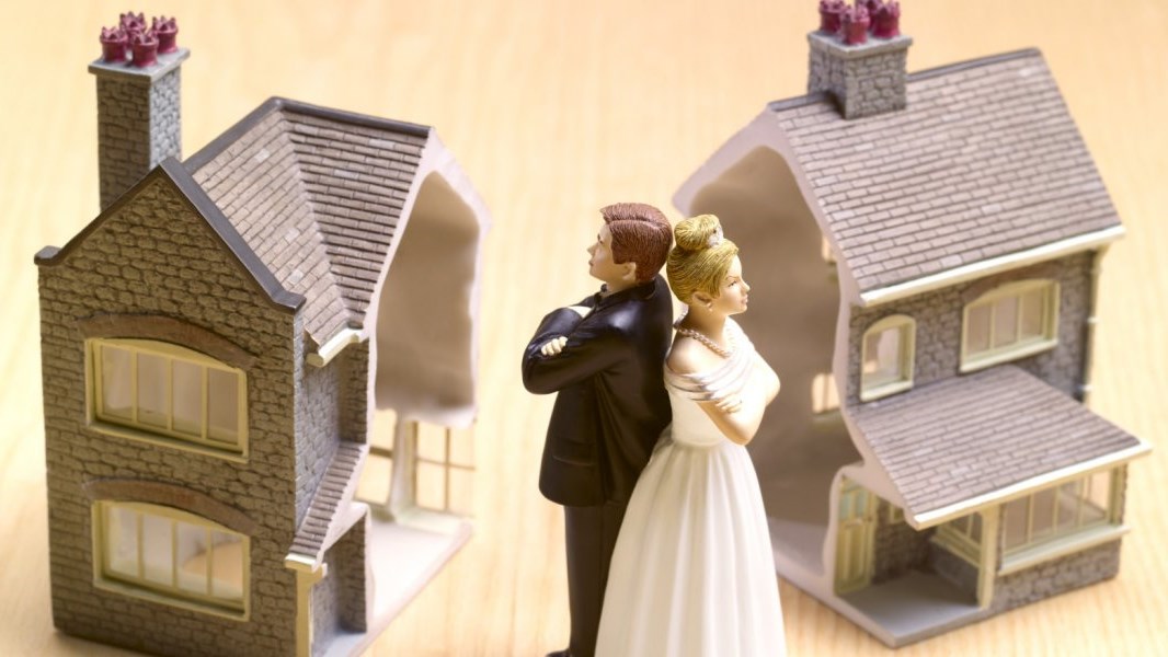 Τα ζευγάρια χωρίζουν για να γλιτώσουν από φόρους, τράπεζες και να εισπράξουν επιδόματα