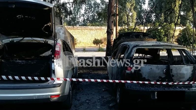 Στάχτη έγιναν δύο αυτοκίνητα στο πάρκινγκ του Ναύσταθμου στη Σούδα – ΦΩΤΟ