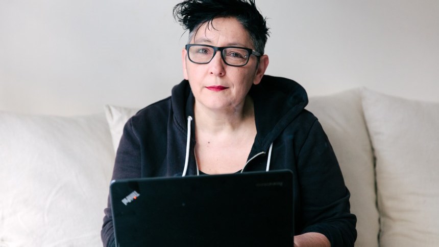 Άγριος ξυλοδαρμός ακτιβίστριας στα Εξάρχεια – Τι καταγγέλλει η ίδια