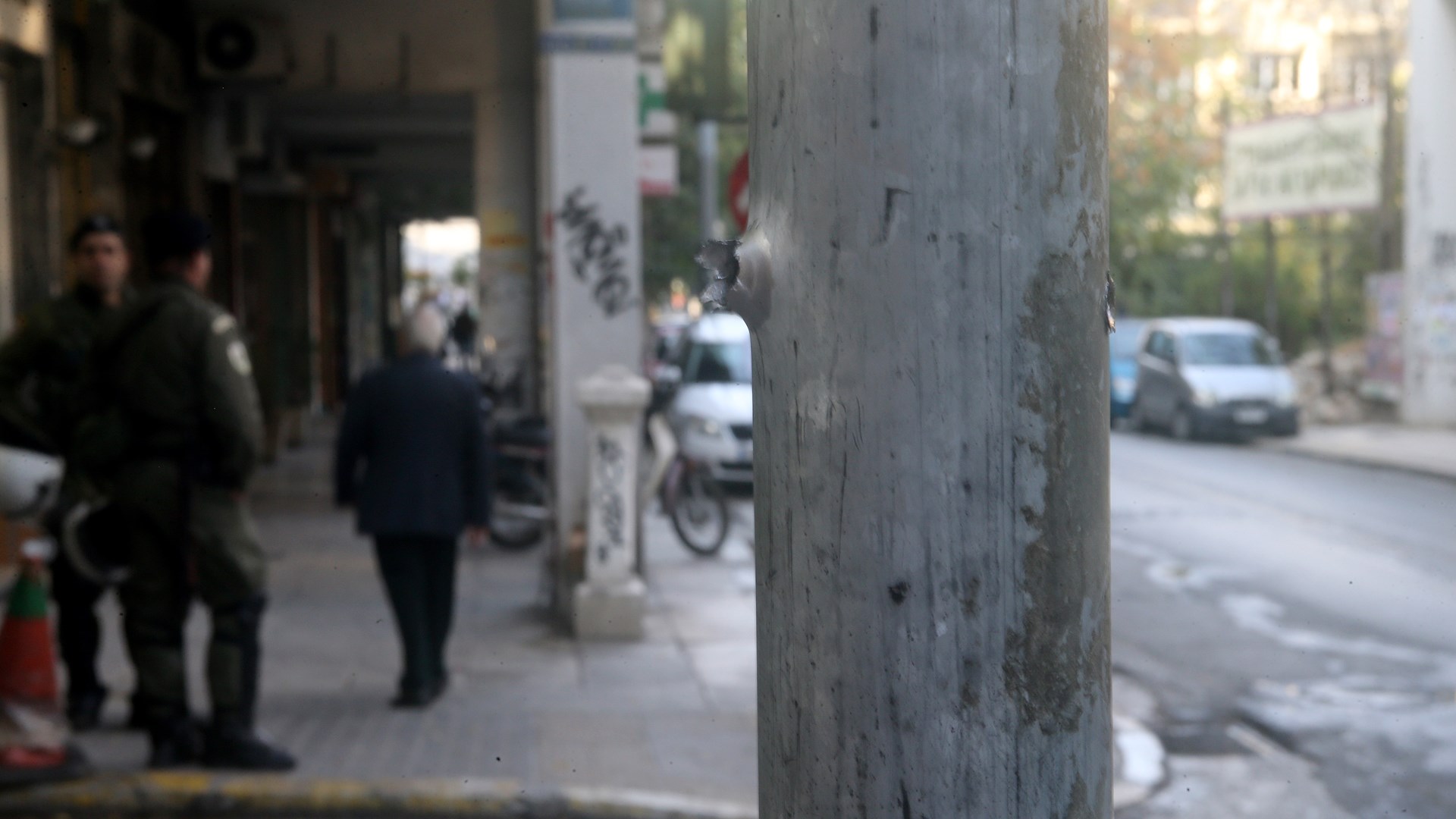 Συγκλονιστικές εικόνες με το πρώτο φως της ημέρας από την επίθεση στα γραφεία του ΠΑΣΟΚ – ΦΩΤΟ