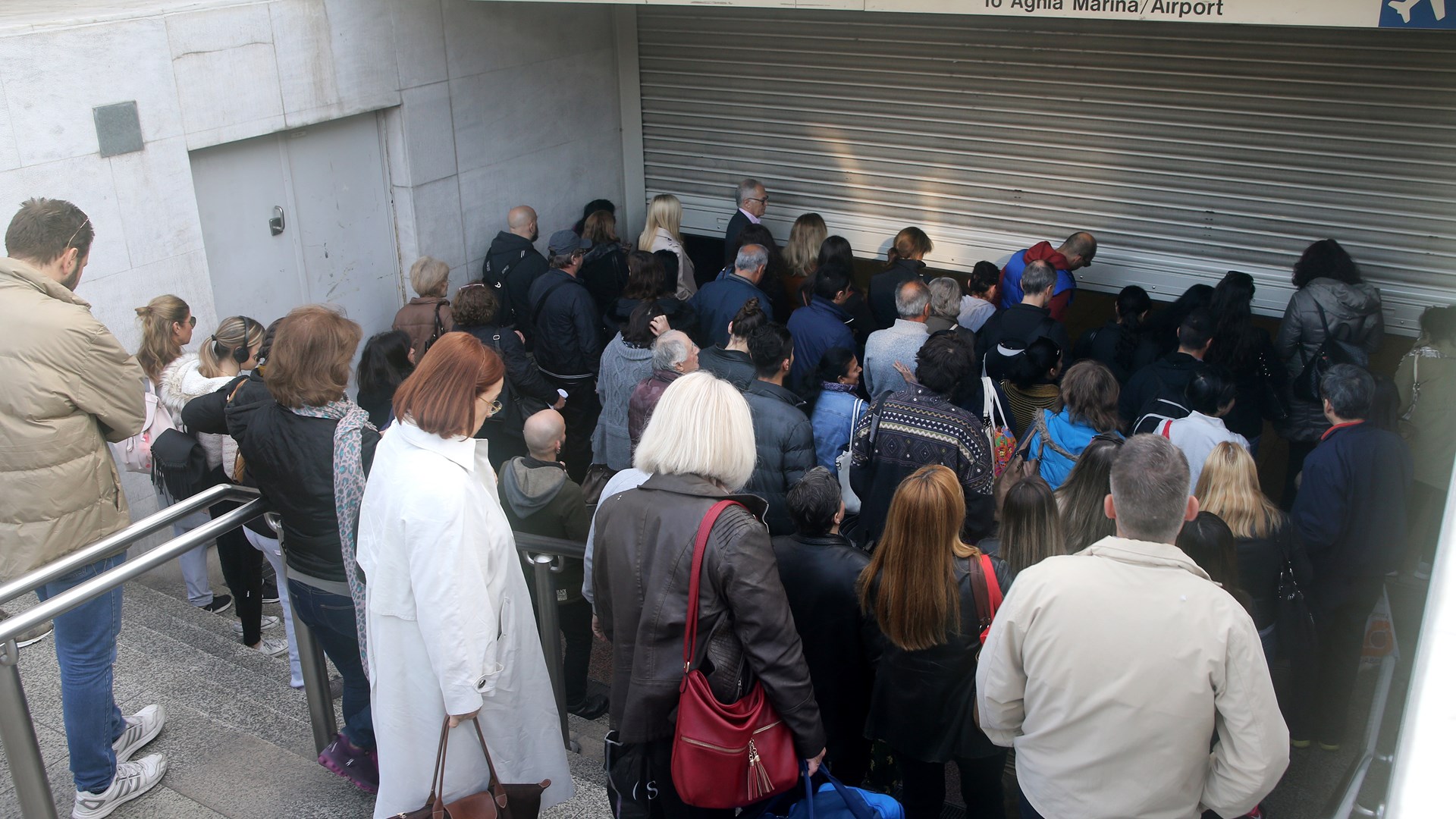 Ουρές περιμένοντας να λήξει η στάση εργασίας στο Μετρό – ΦΩΤΟ