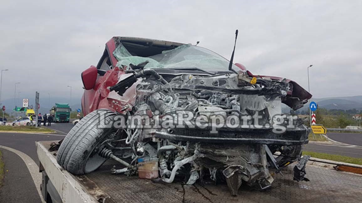 Τρόμος στην άσφαλτο – Αυτοκίνητο εμβόλισε λεωφορείο του ΚΤΕΛ – ΦΩΤΟ