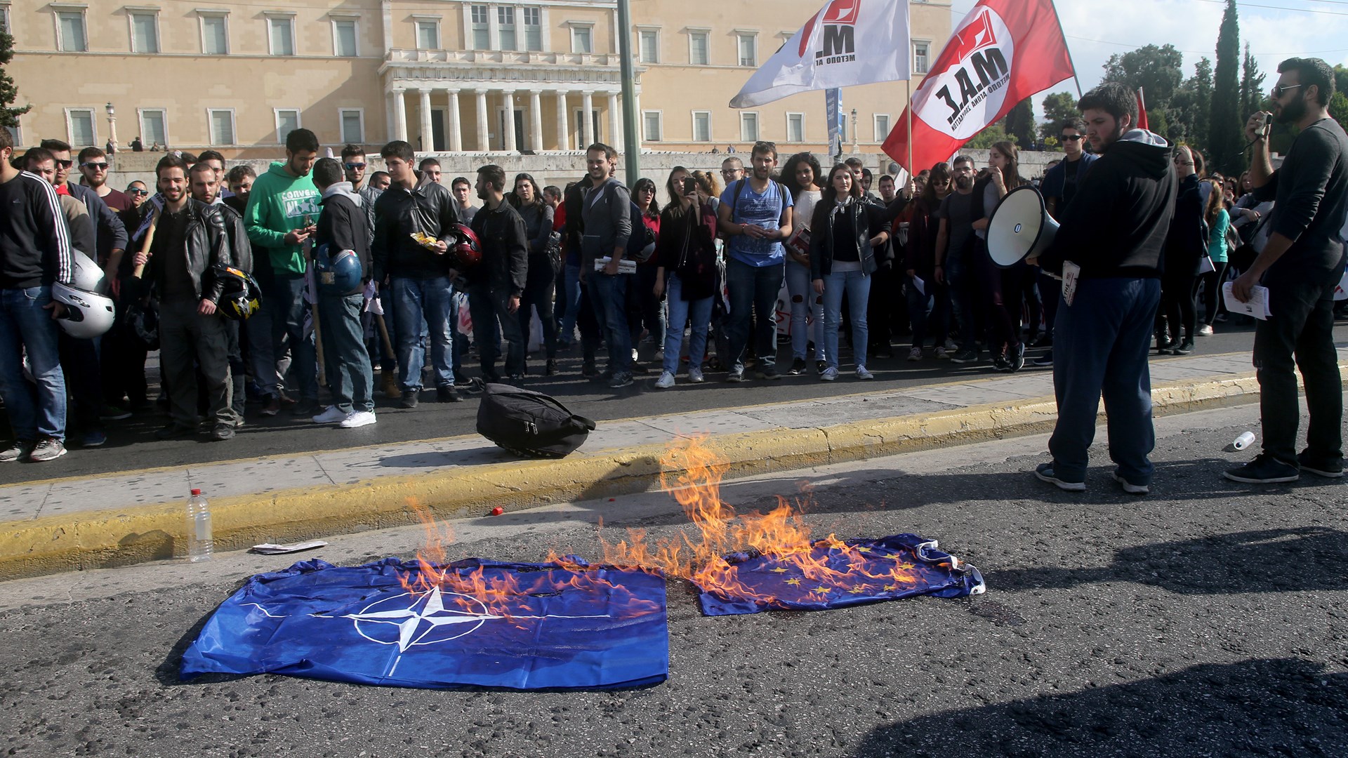 Φοιτητές έκαψαν τις σημαίες της Ε.Ε. και του ΝΑΤΟ έξω από τη Βουλή – ΦΩΤΟ