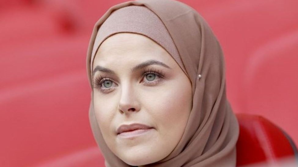 Λύθηκε το μυστήριο με την καλλονή που έκλεψε την παράσταση στο “Γεώργιος Καραϊσκάκης”