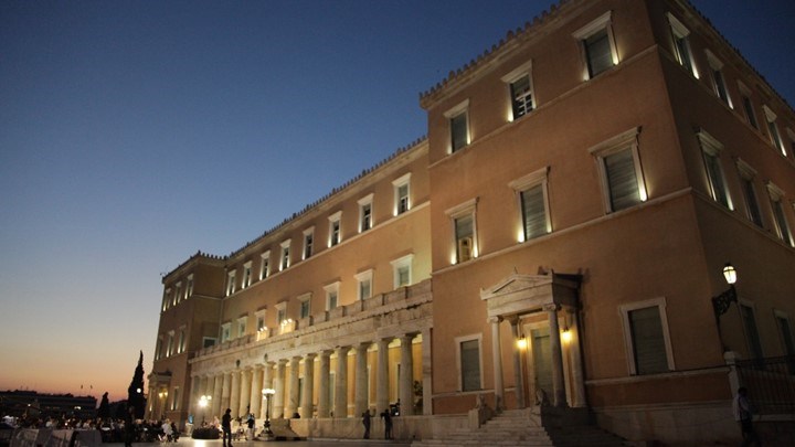 Τι απαντά το Γραφείο Προϋπολογισμού της Βουλής στην κριτική του ΥΠΟΙΚ