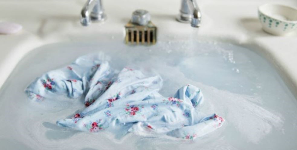 4 σοβαρά λάθη που κάνετε στο πλύσιμο των ρούχων στο χέρι