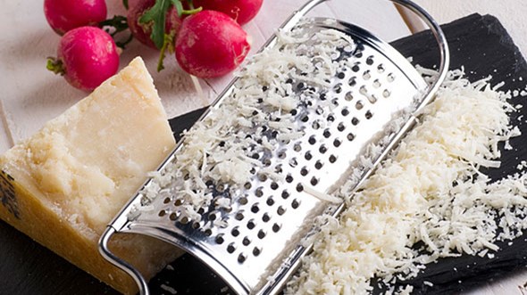 Το κόλπο για να καθαρίζετε τον τρίφτη τυριού στη στιγμή