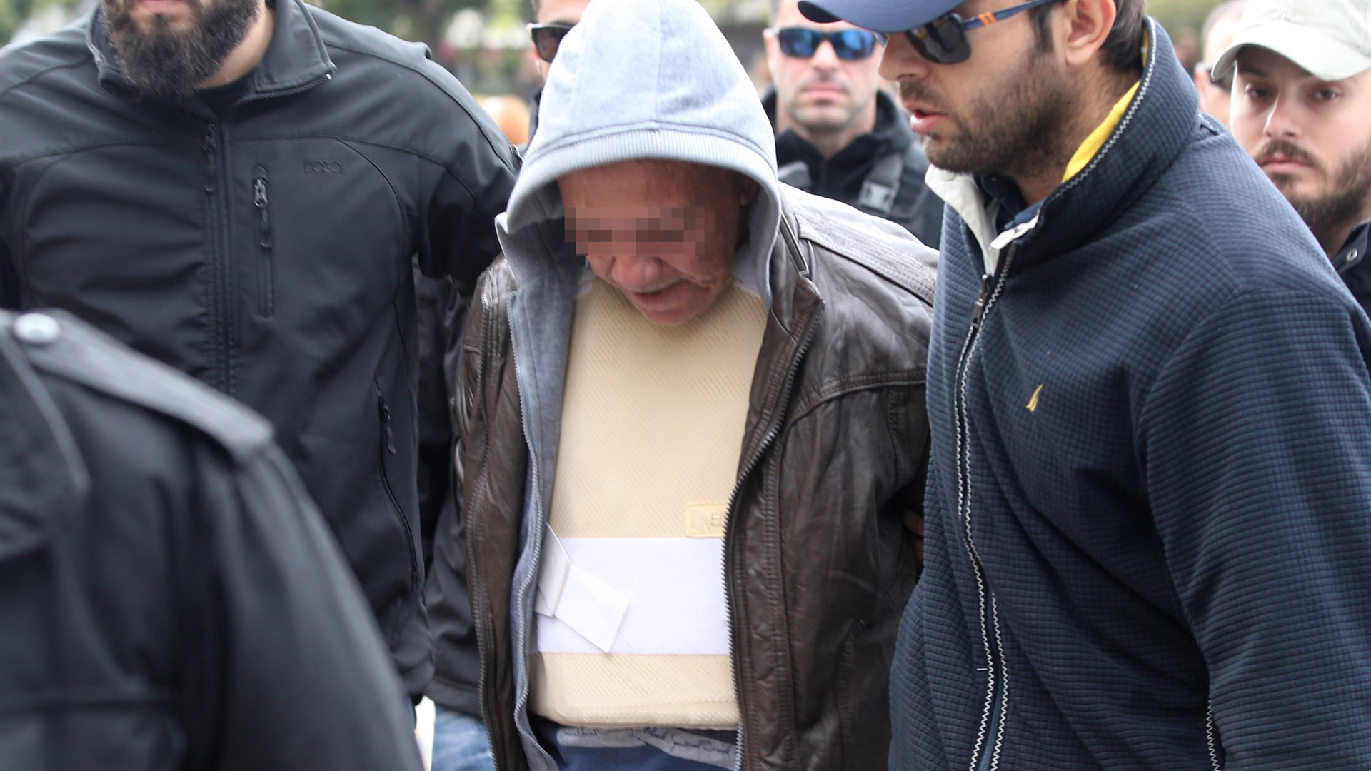 “Αλήτη, δολοφόνε, ξεφτίλα, έφαγες το κορίτσι” –  Με προπηλακισμούς στον ανακριτή ο 58χρονος για τη δολοφονία της Δώρας – ΦΩΤΟ