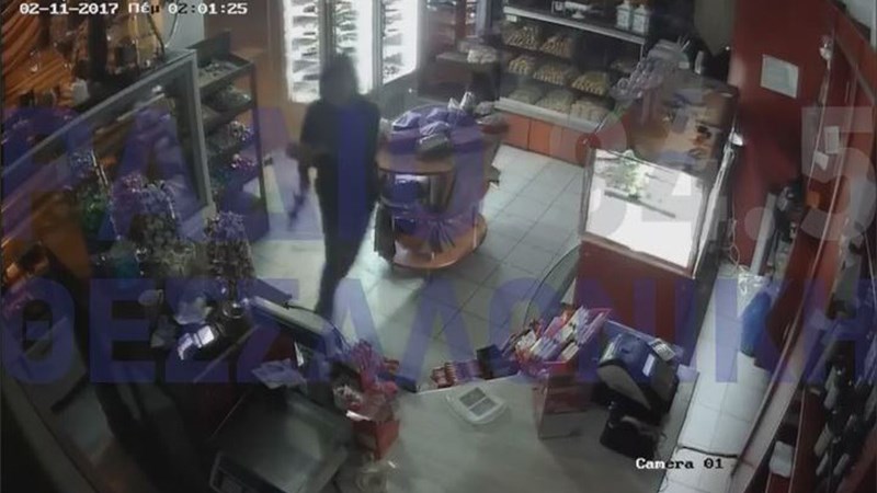 Βίντεο – ντοκουμέντο από τη διάρρηξη 26χρονου σε ζαχαροπλαστείο