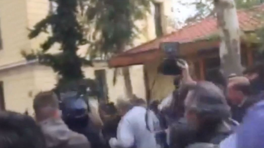 Η στιγμή της μεταγωγής του δολοφόνου της Δώρας Ζέμπερη στον ανακριτή – ΒΙΝΤΕΟ